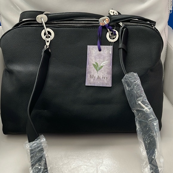 BNWT, Lily and Ivy large purse. - Picture 1 of 8